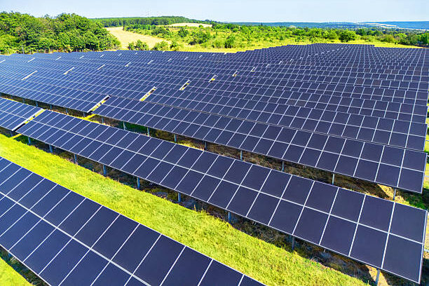 Rangées de panneaux photovoltaïques dans une grande ferme d'énergie solaire