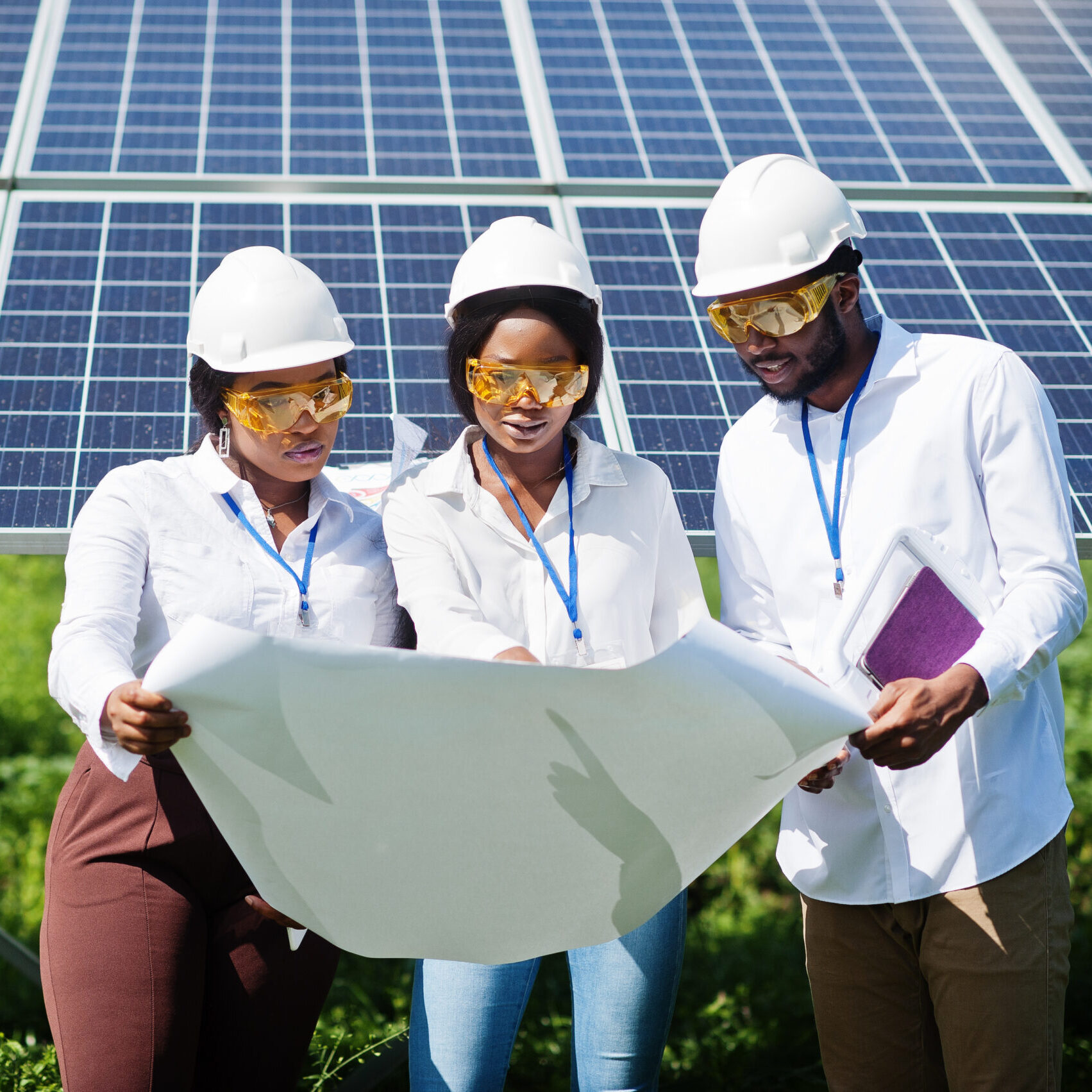 Un technicien afro-américain vérifie l'entretien du système solaire